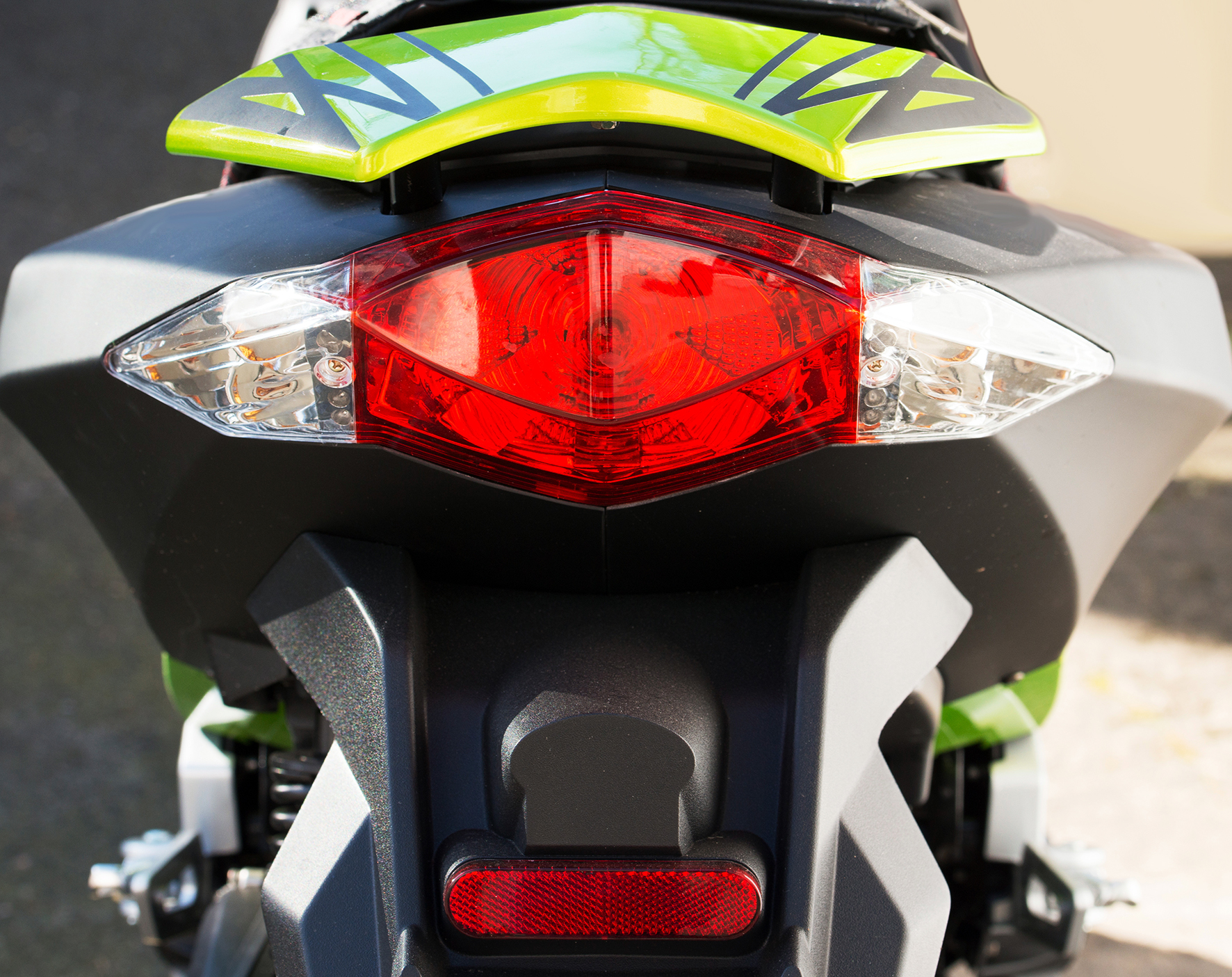 Bild 2: …die sichere Abdichtung von Motorradleuchten ohne fogging oder… (Bild: OTTO, Fotolia_vschlichting)