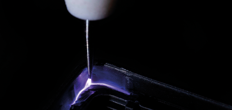 Plasma sorgt für Desinfektion und stabile Klebprozesse