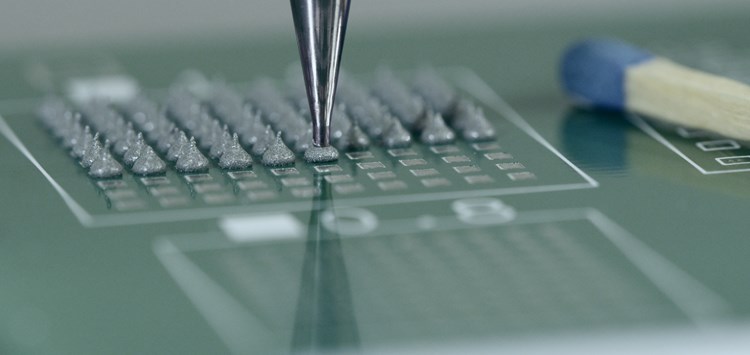 Thermisch leitfähige Materialien per Exzenterschnecken-Technik flüssig applizieren