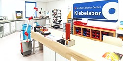 Das Klebelabor ist heute die zentrale Einrichtung zur Validierung der jeweils optimalen Lösung (Bild: Seyffer GmbH)