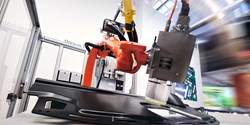 Die Openair-Plasma-Technology ermöglicht eine ortsselektive, automatisierte Vorbehandlung, indem die Plasmadüse millimetergenau der Bauteilgeometrie folgt (Bild: Plasmatreat GmbH)