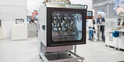 Im Vergleich zum Vorgängermodell hat die Anlage ein deutlich kompakteres Design und bietet Platz für bis zu zwölf Düsen innerhalb des Gehäuses (Bild: Plasmatreat GmbH)