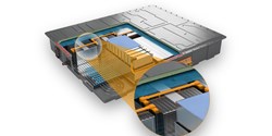Blick ins Innere einer Antriebsbatterie eines Elektrofahrzeuges. In der Vergrößerung ist die mit ELASTOSIL R 531/60 isolierte Stromschiene (orange) zu sehen. Sie wird erst im beschichteten Zustand für die Montage zurechtgebogen. Dank seiner hohen Elastizität und Kerbfestigkeit macht das Silicon diesen Form- und Biegeprozess problemlos mit (Bild: WACKER)