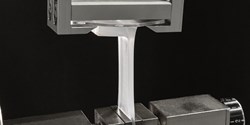 Haftungstests zeigen, dass der neue selbsthaftende Silikonkautschuk ELASTOSIL® LR 3078 auf Polycarbonat ohne Vorbehandlung exzellent haftet (Bild: WACKER)