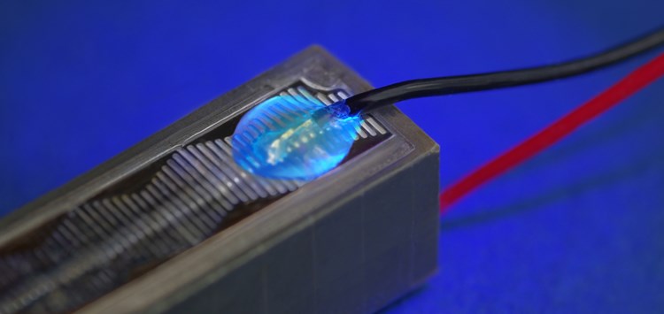 Neue dualhärtende Vergussmasse für Piezokeramiken