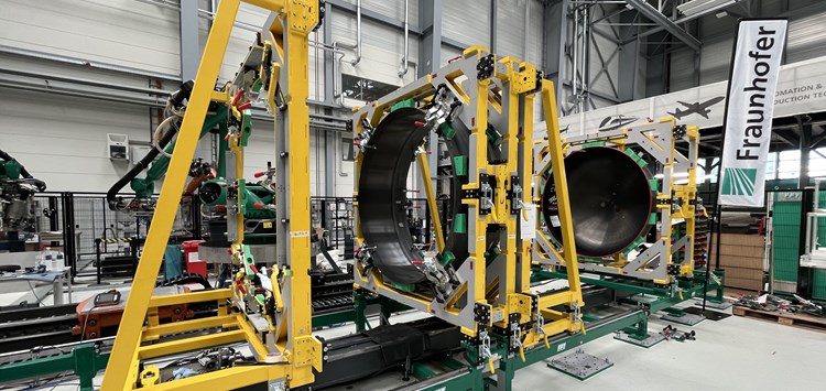Automatisierte Klebtechnik für kryogene CFK-Wasserstofftanks