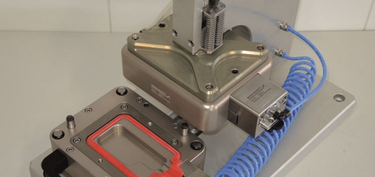 Kabeldurchführungen auf Dichtheit prüfen