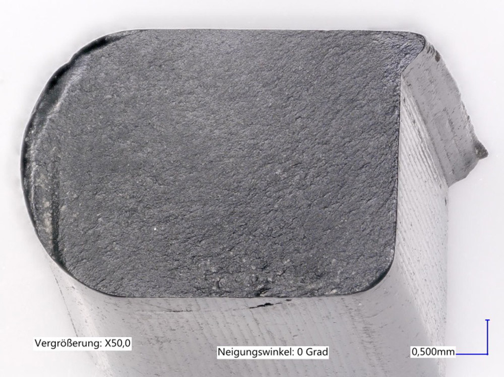 Bild 2: Bleibende Verformung und komplette Versprödung (siehe Schnittflächenstruktur) eines O-Rings durch thermische Überbeanspruchung (Bild: O-Ring Prüflabor Richter GmbH)