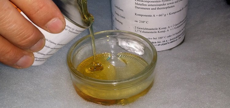 Neuer Epoxidharz-Klebstoff klebt, vergießt und ummantelt