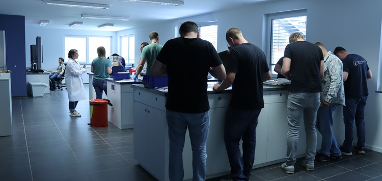 Neues Schulungszentrum für klebtechnische Weiterbildungen