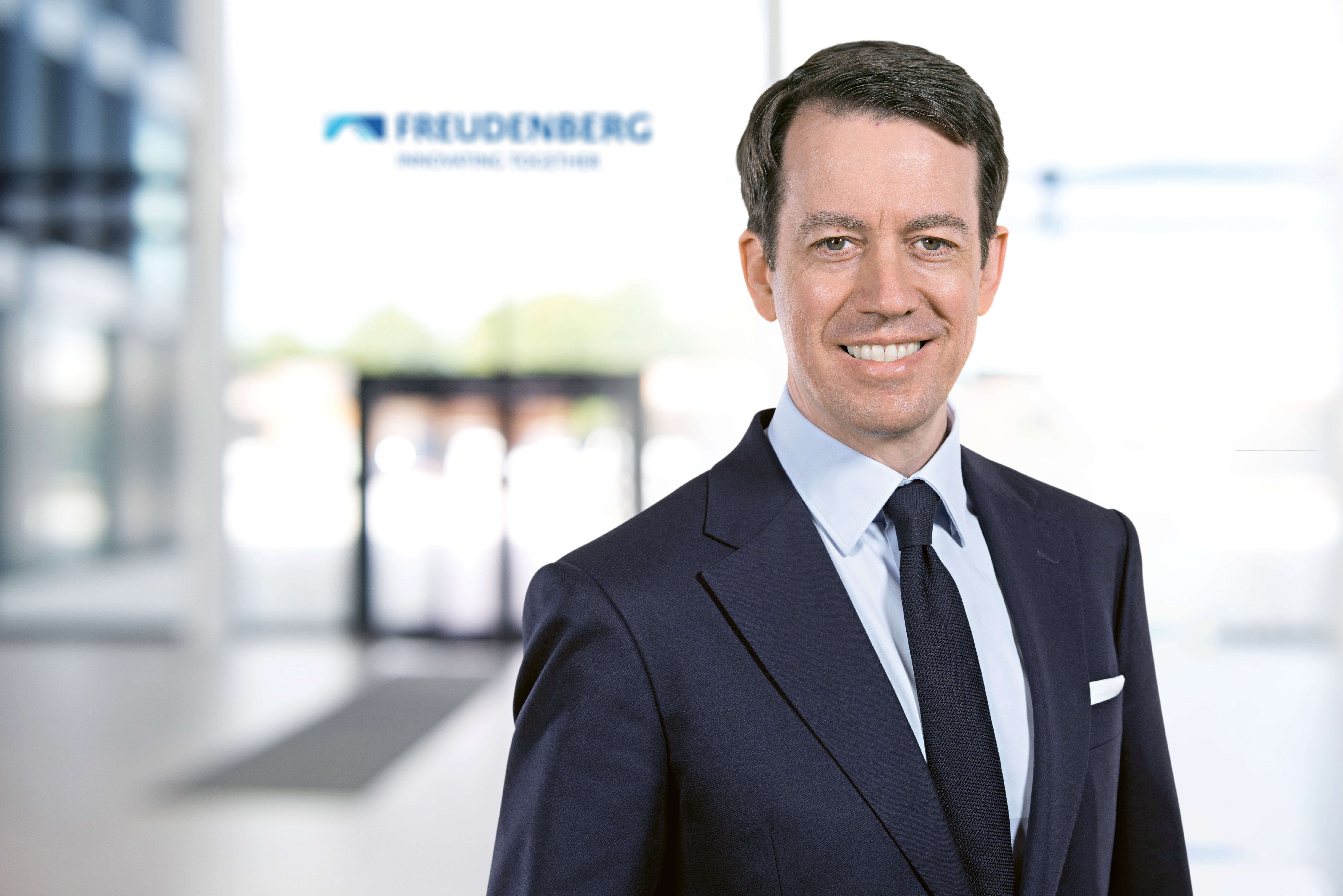 Dr. Alexander Rozmán übernimmt als CEO, Dr. Matthias Sckuhr wechselt in die Freudenberg-Unternehmensleitung (Bild: Freudenberg Sealing Technologies)