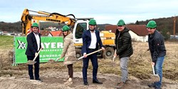 Jens Spanberger (Gemeinde Mühlhausen), Anja Gaber (Innotech), Joachim Rapp (Innotech), Eberhard Reiss (Architekturbüro Reiss) und Markus Mayer (W. Mayer Baugesellschaft) beim gemeinsamen Spatenstich (v.l.n.r.); (Bild: Innotech Marketing und Konfektion Rot GmbH)