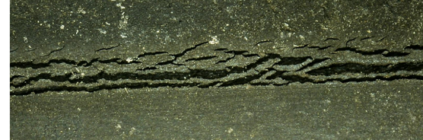 Bild 1: Risse an einem statisch vorgedehnten Faltenbalg aus einem BR/IR-Elastomer (Bild: O-Ring Prüflabor Richter GmbH)