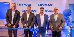 Die feierliche Eröffnung der Betriebserweiterung: (v.l.n.r.) Bernhard Sürth (Managing Director, Dymax Europe), Gerd-Uwe Mende (Oberbürgermeister Wiesbaden), Greg Bachmann (Direktor und Vorsitzender der Dymax-Unternehmen) und Robert Palmer (Chief Business Officer, Dymax Corporation) (Bild: Dymax Europe GmbH)