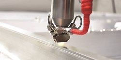 Beschichtung eines Batteriegehäuses mit der PlasmaPlus Technologie AntiCorr®, um Unterwanderungskorrosion durch Umwelteinflüsse zu vermeiden (Bild: Plasmatreat GmbH)