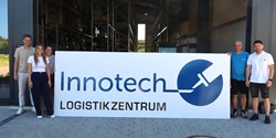 Alexander Hayes, Jasmin Hartbauer, Dominique Christ, Ralf Thurau, Mustafa Sahin (v.l.n.r.) bei der Eröffnung des neuen Logistikzentrums  (Bild: Innotech)