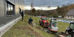 Baumpflanzung vor dem Firmengebäude in Weikersheim (Bild: bdtronic GmbH)