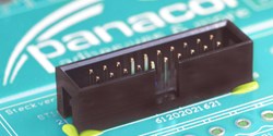Der schwarze Structalit® 5705 wird als Edge Bonder eingesetzt und fluoresziert unter UV-Licht gelb (Bild: Panacol)