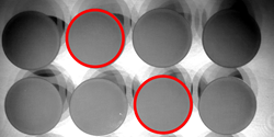 Mit dem neuen Messsystem auf Dichtheit geprüfte Kaffeekapseln. Undichte Produkte werden automatisiert erkannt und markiert (Bild: Luis Wachter, SKZ)