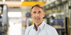 Dr. Harald Zebedin blickt auf zehn Jahre gute Zusammenarbeit zurück (Bild: Kloeckner DESMA Elastomertechnik GmbH)