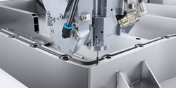 Konturgenau verlaufender Doppeldichtungsauftrag auf dem Batteriegehäuse mit Polyurethan-Dichtungsschaum Sonderhoff FERMAPOR K31 (Bild: Sonderhoff Holding GmbH – Teil der Henkel AG & Co. KGaA)