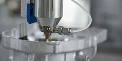 Reinigung mit HydroPlasma vor dem Aufbringen einer Dichtung (Bild: Plasmatreat GmbH)