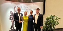 Freuen sich über die Auszeichnung – v.l.n.r. : Ralph Weidling, Susanne Weidling, Ann-Katrin Weidling und Patrick Jennings (Bild: WEICON GmbH & Co. KG)