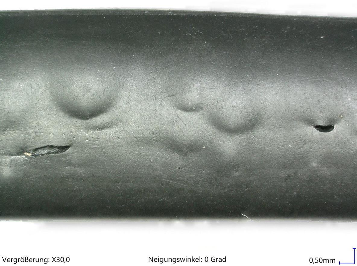 Bild 1: Blasen an der Oberfläche und Risse in Umfangsrichtung durch explosive Dekompression (Bild: O-Ring Prüflabor Richter GmbH)