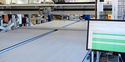 Schnell und präzise appliziert der Dosierroboter DR-CNC von Rampf Production Systems den antibakteriellen Polyurethan-Dichtungsschaum von Rampf Polymer Solutions auf die Thermopaneele (Bild: RAMPF Gruppe)