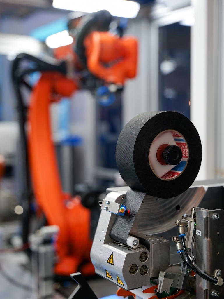 Produktionszelle für vollautomatisierte Kabelbaumfertigung 