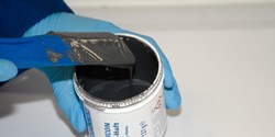 Das flüssige, graue 2K-Epoxidharz-System mit mineralischen Füllstoffen schützt stark beanspruchte Oberflächen vor aggressiven Chemikalien und Korrosion (Bild: WEICON GmbH & Co. KG)
