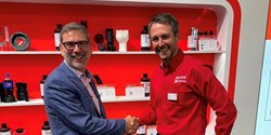Joachim Rapp (Geschäftsführung Innotech) (links) und Dr. Daniel Adams (Vice President 3D Printing bei Henkel) (rechts) (Bild: Innotech Marketing und Konfektion Rot GmbH)