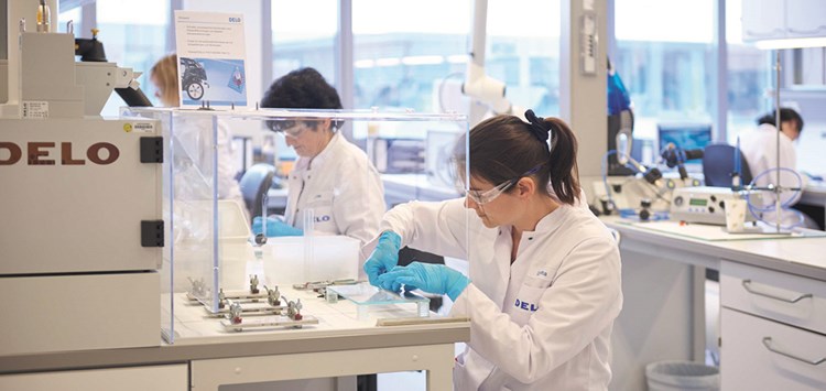 Klebt es oder hält es?