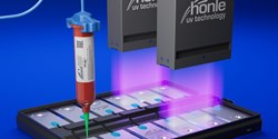 Die Schweißstellen eines Zellkontaktiersystems sind mit blauem Klebstoff zum Schutz vor Vibrationen und Korrosion abgedeckt (Bild: Panacol/Hönle)