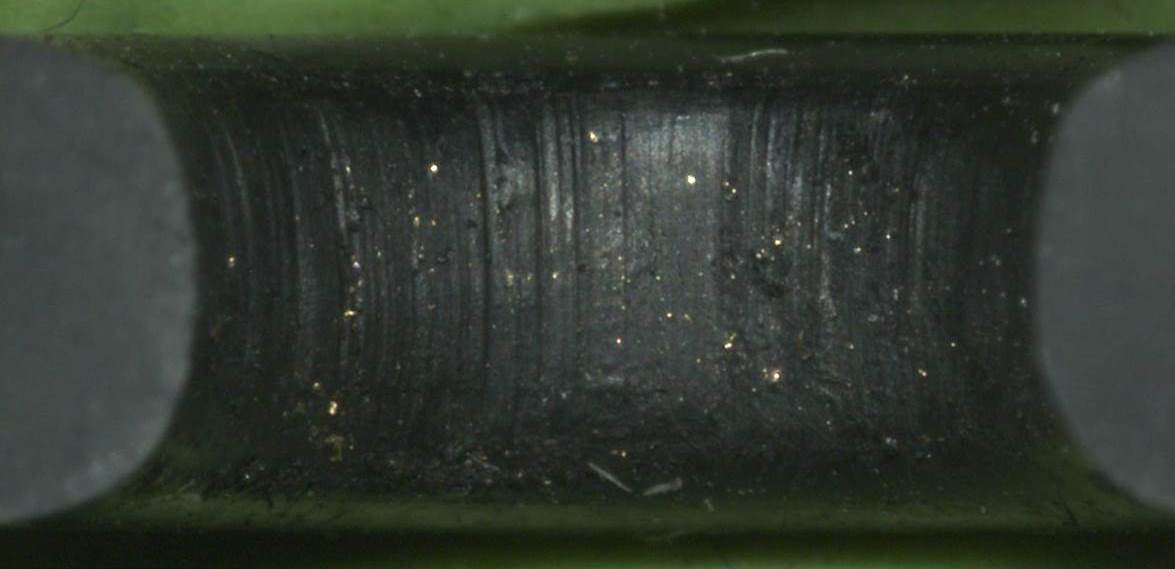 Bild 2: Innenseite eines aufgeschnittenen EPDM-O-Rings aus einem Thermostatventil: In den Riefen sind deutlich Metallpartikel zu erkennen (Hydro­abrasion) (Bild: O-Ring Prüflabor Richter GmbH)