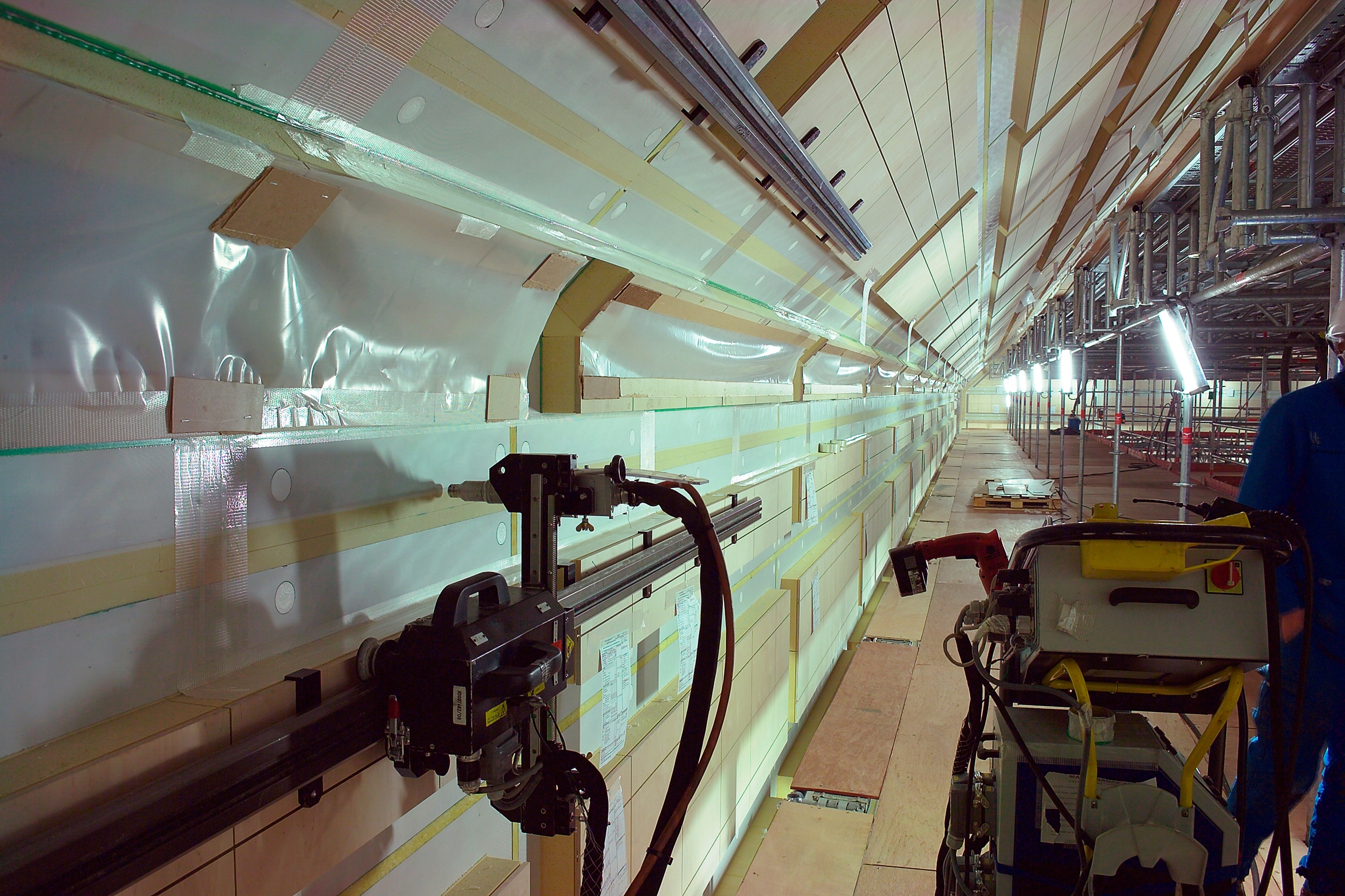 Bild 6: Insgesamt reinigten und aktivierten die robotergesteuerten Openair-Plasma-Systeme eine Fläche von 12.000 m2 pro LNG-Großtanker (Bild: Yves Guillotin)