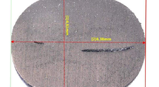 Der EPDM-O-Ring ist durch eine stattgefundene Weichmacherextraktion um 15 Vol. % geschrumpft und hat dadurch in der Härte von 80 auf 95 IRHD, M zugenommen (Bild: O-Ring Prüflabor Richter GmbH)