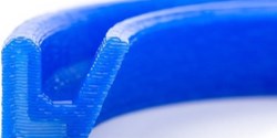 Simmerring mit Silicon auf der Außenseite (blau) und Epoxid auf der Innenseite (L-Struktur) (Bild: WACKER)