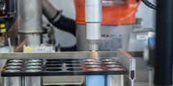 Reinigung der Kontaktierungen von zylindrischen Zellen für bestmögliche Weiterverarbeitung (Bild: Plasmatreat GmbH)