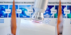 Projekt mit Arburg: Recycelte Polypropylen-Trinkbecher werden durch eine Openair-Plasma-Vorbehandlung für den UV-Digitaldruck vorbereitet, so wird ohne den Einsatz zusätzlicher Chemikalien eine brillante und beständige Bedruckung erreicht (Bild: Plasmatreat GmbH)