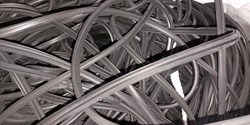 Das Ziel ist es, Gummi aus postindustriellen Quellen aufzubereiten und für typische Gummianwendungen in der Automobil- oder Bauindustrie wiederzuverwenden (Bild: Hexpol Compounding)