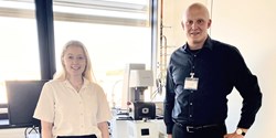 Alina Heihoff (links) nimmt das neue Rheometer von Dr. Andreas Schubert, Produktspezialist Rheometer bei Anton Paar, entgegen  (Foto: Michael Heilig, SKZ)