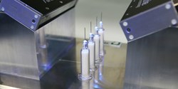 Der UV-Klebstoff an den Spritzennadeln wird mit UV-Licht ausgehärtet (Bild: bdtronic, Hönle, Panacol)