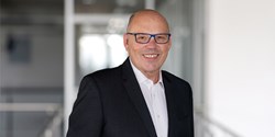 Horst Bader verfügt über jahrzehntelange Führungserfahrung innerhalb der Rampf‑Gruppe. Er bekleidet sowohl die Position des Finanzvorstands (CFO) als auch die des Geschäftsführers der Holdinggesellschaft und wird diese Funktionen weiterhin ausüben (Bild: RAMPF Holding GmbH & Co. KG)