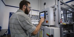 Nicholas O'Connor, Product Engineering Manager im Engineering Service Center, ist verantwortlich für die Produktvalidierung und -analyse. Er nutzt dazu modernste Technik und hochentwickelte Prüfstände und Geräte (Bild: Freudenberg Sealing Technologies GmbH & Co. KG)
