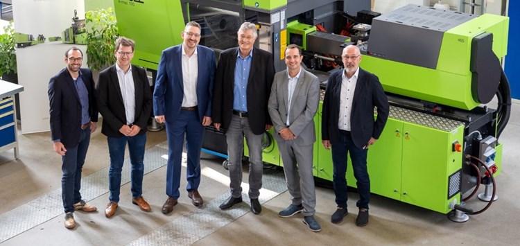 Neue Spritzgießmaschine für die Bildung