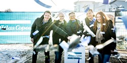 Projektauftakt für das neue Kompetenzzentrums für Technologien rund um die Elektronikfertigung
v.l.n.r.: Christian Ostermeier, Manager Electronics Competence Center, Martin Neumeyer, Landrat Landkreis Kehlheim, Olaf Leonhardt, CEO Scheugenpflug, part of Atlas Copco, Thomas Memmel, Bürgermeister Neustadt an der Donau, Annika Büttner, Human Resources bei Scheugenpflug.