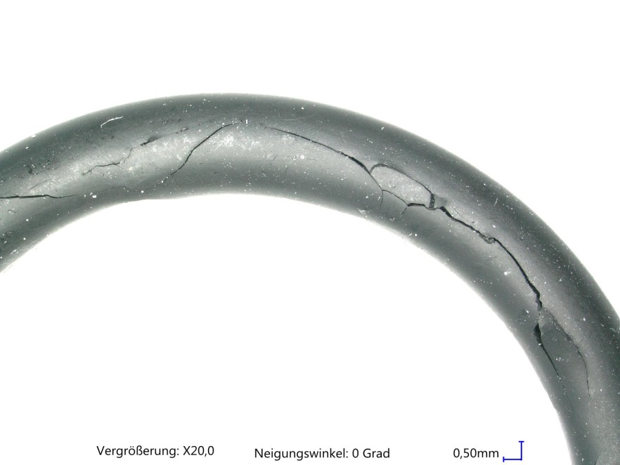 Bild 3: EPDM-O-Ring, zerstört durch zu hohe Verformung und thermische Einwirkung  (Bild: O-Ring Prüflabor Richter GmbH)
