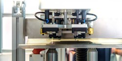 Das Verfahren erzielt eine drastische Volumenreduzierung und sorgt für einen zuverlässigen Schutz der empfindlichen Produkte vor umweltbedingten Einflüssen (Bild: Plasmatreat GmbH)