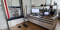 Die Universalprüfmaschine ist integraler Bestandteil des Freigabeprozesses und ermöglicht die sichere und reproduzierbare Bewertung anwendungstypischer Verklebungen (Bild: ZwickRoell)